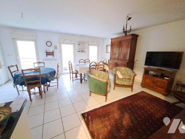 HYPER CENTRE VILLE - RUE TRES CALME - RESIDENCE RECENTE
Appartement au 2eme étage avec ascense...