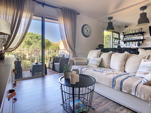 Fréjus Plage - T2 rénové à 5 min de la mer, charme et confort. Parking privatif