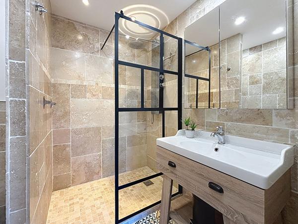 Fréjus Plage - T2 rénové à 5 min de la mer, charme et confort. Parking privatif