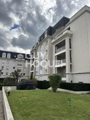 Appartement T1 à louer au dernier étage à Livry-Gargan, proche tramway et écoles