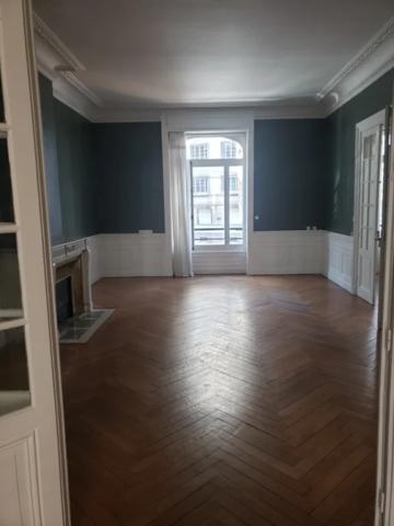 APPARTEMENT T5 A LOUER - LYON 6EME ARRONDISSEMENT Mongolfier-Le Lycee 209.81 m 2 3 100 € charges comprises par mois