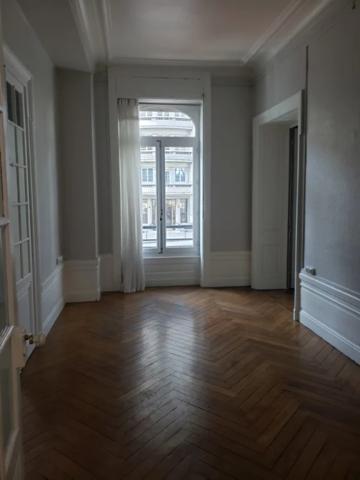 APPARTEMENT T5 A LOUER - LYON 6EME ARRONDISSEMENT Mongolfier-Le Lycee 209.81 m 2 3 100 € charges comprises par mois