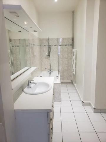 APPARTEMENT T5 A LOUER - LYON 6EME ARRONDISSEMENT Mongolfier-Le Lycee 209.81 m 2 3 100 € charges comprises par mois
