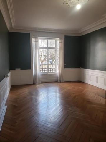 APPARTEMENT T5 A LOUER - LYON 6EME ARRONDISSEMENT Mongolfier-Le Lycee 209.81 m 2 3 100 € charges comprises par mois