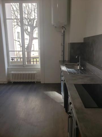 APPARTEMENT T5 A LOUER - LYON 6EME ARRONDISSEMENT Mongolfier-Le Lycee 209.81 m 2 3 100 € charges comprises par mois