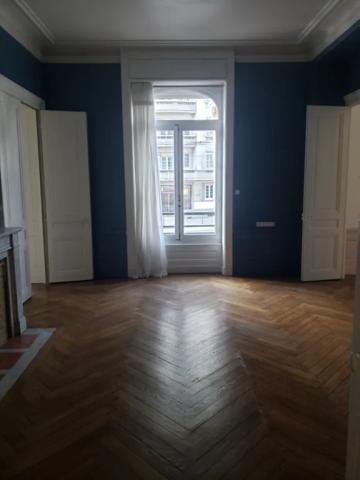 APPARTEMENT T5 A LOUER - LYON 6EME ARRONDISSEMENT Mongolfier-Le Lycee 209.81 m 2 3 100 € charges comprises par mois
