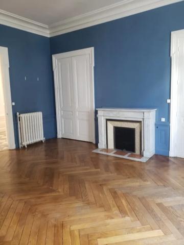 APPARTEMENT T5 A LOUER - LYON 6EME ARRONDISSEMENT Mongolfier-Le Lycee 209.81 m 2 3 100 € charges comprises par mois