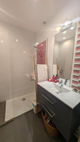 Appartement en rez de jardin avec cour privative