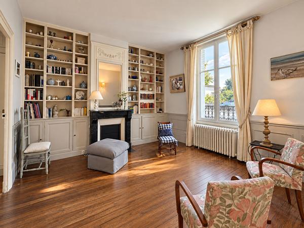 DUNOIS jolie maison Bourgeoise avec cachet,  jardin. Garage en location
