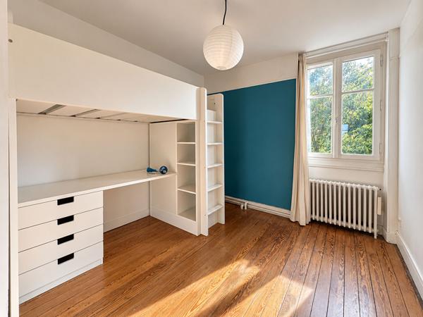 DUNOIS jolie maison Bourgeoise avec cachet,  jardin. Garage en location