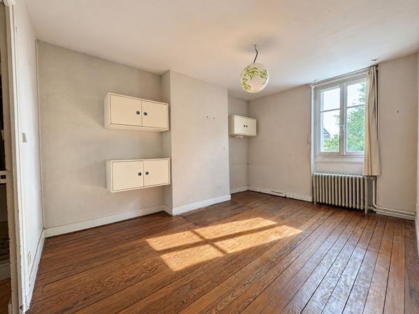 DUNOIS jolie maison Bourgeoise avec cachet,  jardin. Garage en location
