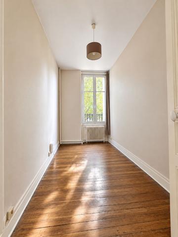 DUNOIS jolie maison Bourgeoise avec cachet,  jardin. Garage en location