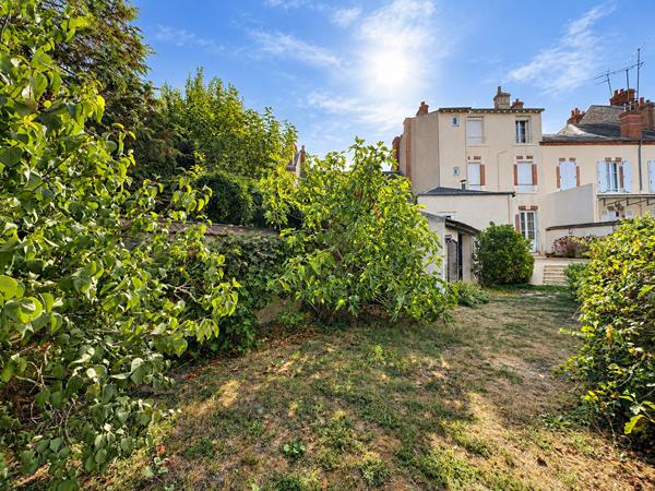 DUNOIS jolie maison Bourgeoise avec cachet,  jardin. Garage en location