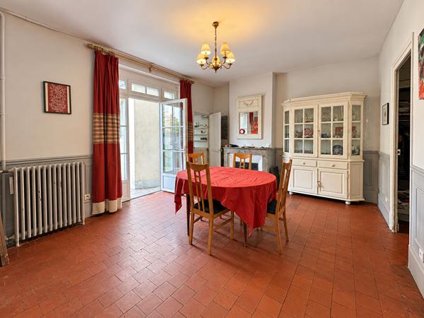 DUNOIS jolie maison Bourgeoise avec cachet,  jardin. Garage en location