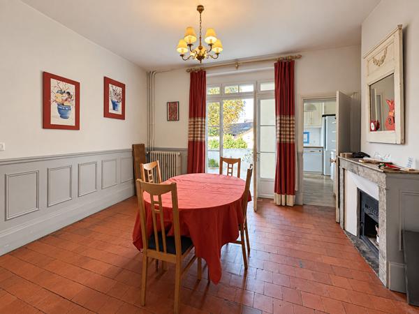 DUNOIS jolie maison Bourgeoise avec cachet,  jardin. Garage en location