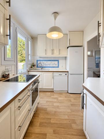 DUNOIS jolie maison Bourgeoise avec cachet,  jardin. Garage en location