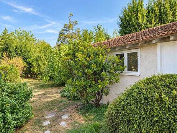 DUNOIS jolie maison Bourgeoise avec cachet,  jardin. Garage en location