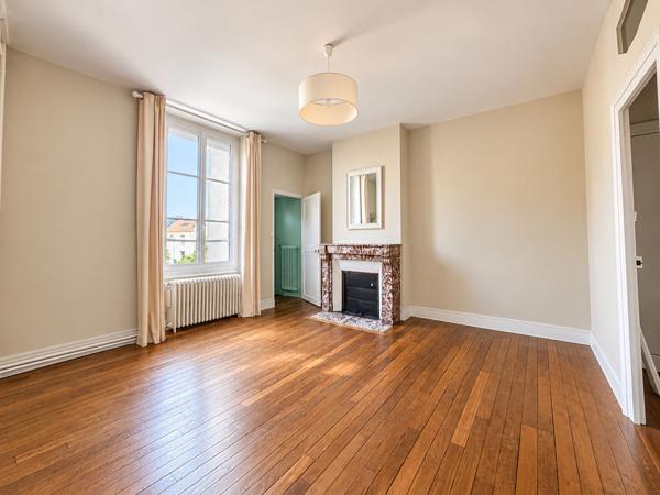 DUNOIS jolie maison Bourgeoise avec cachet,  jardin. Garage en location