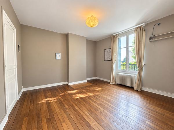 DUNOIS jolie maison Bourgeoise avec cachet,  jardin. Garage en location