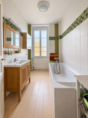 DUNOIS jolie maison Bourgeoise avec cachet,  jardin. Garage en location