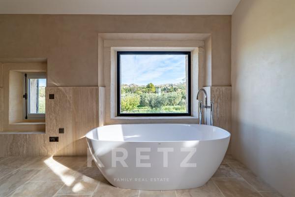ALPILLES- DOMAINE D' EXCEPTION - MONUMENT REMARQUABLE DU 17 ème - 1400 M2- 7 HECTARES -