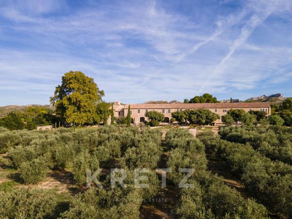 ALPILLES- DOMAINE D' EXCEPTION - MONUMENT REMARQUABLE DU 17 ème - 1400 M2- 7 HECTARES -