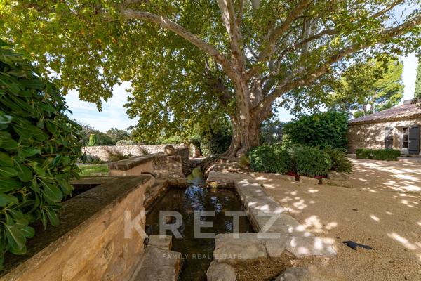 ALPILLES- DOMAINE D' EXCEPTION - MONUMENT REMARQUABLE DU 17 ème - 1400 M2- 7 HECTARES -
