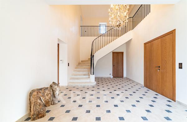 ALPILLES- DOMAINE D' EXCEPTION - MONUMENT REMARQUABLE DU 17 ème - 1400 M2- 7 HECTARES -