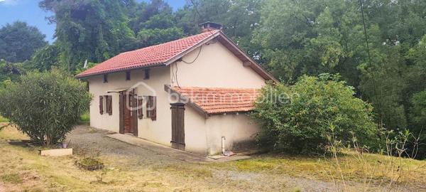 Au cœur de la campagne sur la commune de GAAS, dans un environnement paisible au fond d’une impasse, découvrez cette agréable maison de plain-pied pleine de potentiel.
D’une surface habitable d’environ 62 m², cette maison T3 propose un salon/séjour lumineux, une cuisine, 2 chambres, une salle de bain et un WC indépendant.
Quelques travaux de second œuvre permettront de révéler tout le charme de ce bien et de le mettre à votre goût.
Les annexes attenantes, composées d’un atelier et d’un espace de stockage, offrent de nombreuses possibilités.
Atout rare : possibilité d’agrandir ou d’optimiser la surface jusqu’à 50 % supplémentaire.
Une opportunité idéale pour une petite famille, un projet de résidence secondaire ou un investissement locatif.
À seulement 10 minutes des commerces et commodités, et 40 minutes des plages.
Une belle opportunité dans un secteur recherché pour son calme et sa qualité de vie.