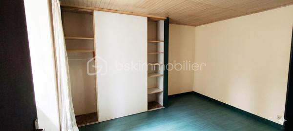 Au cœur de la campagne sur la commune de GAAS, dans un environnement paisible au fond d’une impasse, découvrez cette agréable maison de plain-pied pleine de potentiel.
D’une surface habitable d’environ 62 m², cette maison T3 propose un salon/séjour lumineux, une cuisine, 2 chambres, une salle de bain et un WC indépendant.
Quelques travaux de second œuvre permettront de révéler tout le charme de ce bien et de le mettre à votre goût.
Les annexes attenantes, composées d’un atelier et d’un espace de stockage, offrent de nombreuses possibilités.
Atout rare : possibilité d’agrandir ou d’optimiser la surface jusqu’à 50 % supplémentaire.
Une opportunité idéale pour une petite famille, un projet de résidence secondaire ou un investissement locatif.
À seulement 10 minutes des commerces et commodités, et 40 minutes des plages.
Une belle opportunité dans un secteur recherché pour son calme et sa qualité de vie.