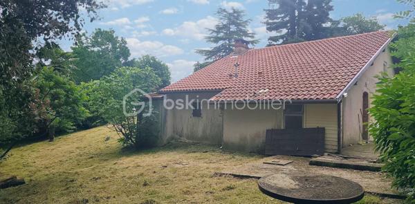 Au cœur de la campagne sur la commune de GAAS, dans un environnement paisible au fond d’une impasse, découvrez cette agréable maison de plain-pied pleine de potentiel.
D’une surface habitable d’environ 62 m², cette maison T3 propose un salon/séjour lumineux, une cuisine, 2 chambres, une salle de bain et un WC indépendant.
Quelques travaux de second œuvre permettront de révéler tout le charme de ce bien et de le mettre à votre goût.
Les annexes attenantes, composées d’un atelier et d’un espace de stockage, offrent de nombreuses possibilités.
Atout rare : possibilité d’agrandir ou d’optimiser la surface jusqu’à 50 % supplémentaire.
Une opportunité idéale pour une petite famille, un projet de résidence secondaire ou un investissement locatif.
À seulement 10 minutes des commerces et commodités, et 40 minutes des plages.
Une belle opportunité dans un secteur recherché pour son calme et sa qualité de vie.