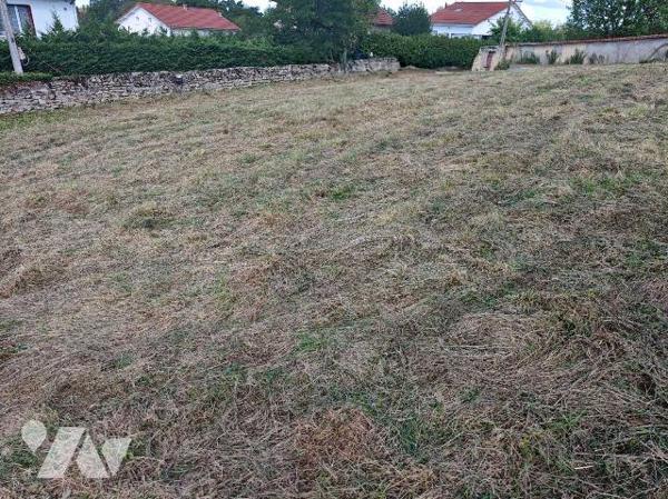 L'Office Notarial vous propose à la vente un terrain constructible de 816 m², idéalement ...