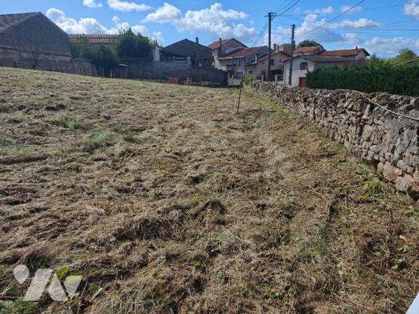 L'Office Notarial vous propose à la vente un terrain constructible de 816 m², idéalement ...