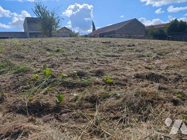 L'Office Notarial vous propose à la vente un terrain constructible de 816 m², idéalement ...