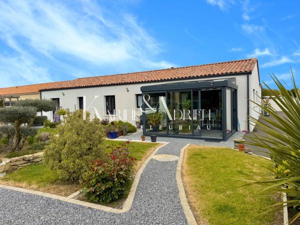 Maison de plain-pied offrant 3 chambres, bureau, véranda et deux garages