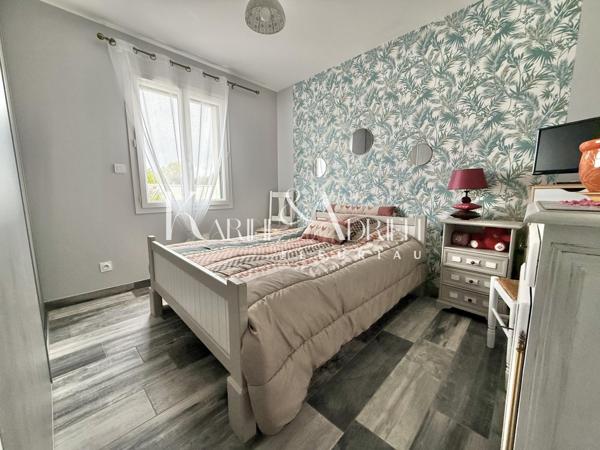 Maison de plain-pied offrant 3 chambres, bureau, véranda et deux garages