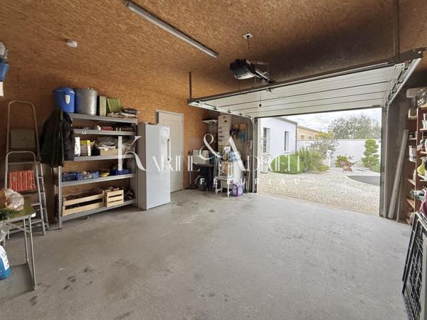 Maison de plain-pied offrant 3 chambres, bureau, véranda et deux garages