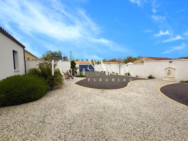 Maison de plain-pied offrant 3 chambres, bureau, véranda et deux garages