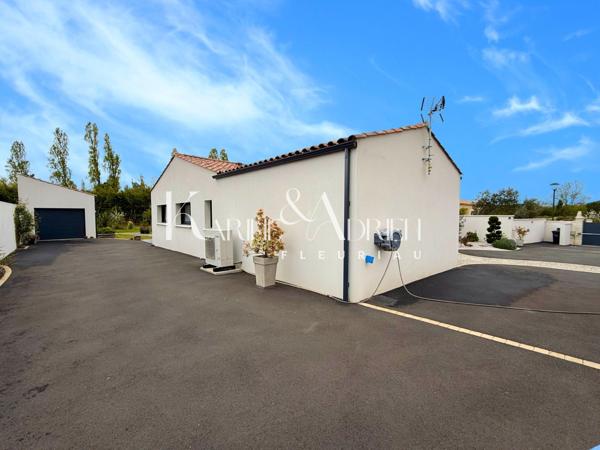 Maison de plain-pied offrant 3 chambres, bureau, véranda et deux garages