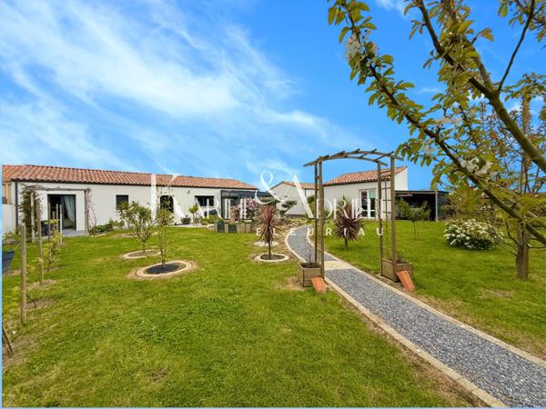 Maison de plain-pied offrant 3 chambres, bureau, véranda et deux garages