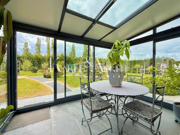 Maison de plain-pied offrant 3 chambres, bureau, véranda et deux garages