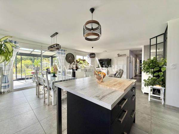 Maison de plain-pied offrant 3 chambres, bureau, véranda et deux garages