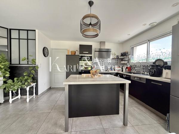 Maison de plain-pied offrant 3 chambres, bureau, véranda et deux garages