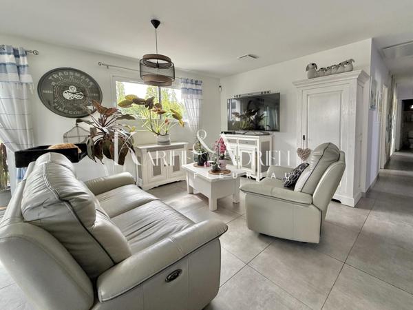 Maison de plain-pied offrant 3 chambres, bureau, véranda et deux garages