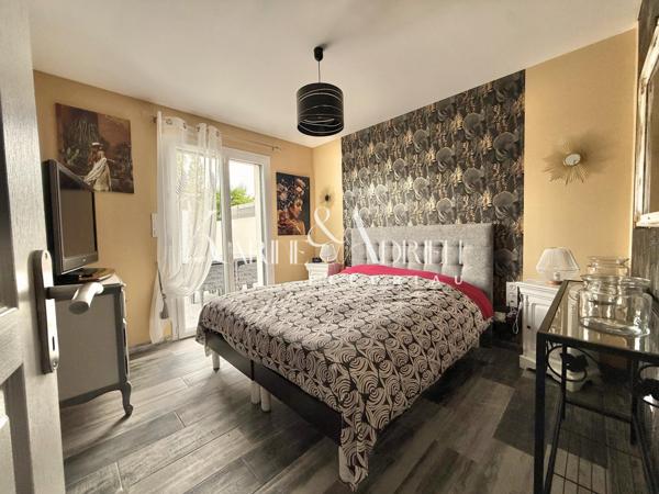 Maison de plain-pied offrant 3 chambres, bureau, véranda et deux garages