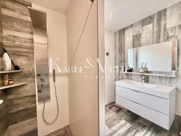 Maison de plain-pied offrant 3 chambres, bureau, véranda et deux garages