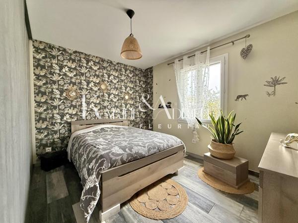 Maison de plain-pied offrant 3 chambres, bureau, véranda et deux garages