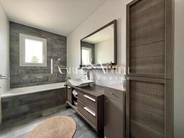 Maison de plain-pied offrant 3 chambres, bureau, véranda et deux garages