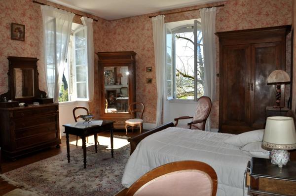 Château Classé de 1840 avec Dépendance et Installations Équestres sur 5,11 ha
