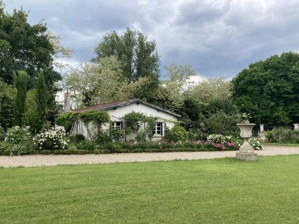 Château Classé de 1840 avec Dépendance et Installations Équestres sur 5,11 ha